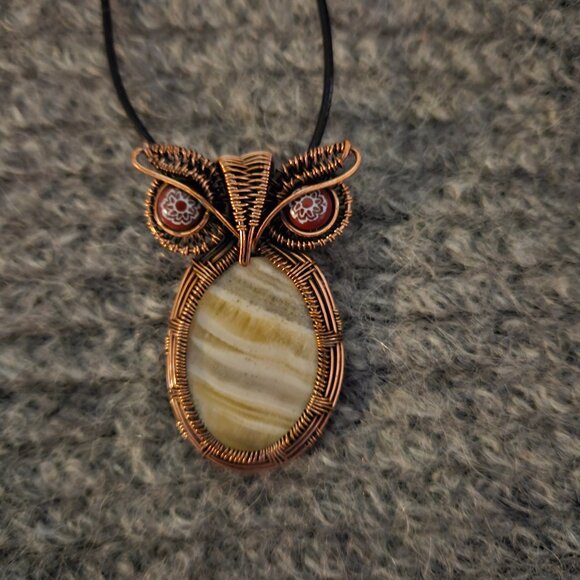 NWOT, attractive owl, copper wire wrapped lace banded calcite, Murano glass eyes - Picture 3 of 4